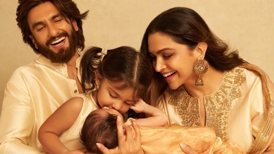 Deepika Ranveer Daughter: రెండో కూతురి ఫొటో షేర్ చేసిన దీపికా, రణ్వీర్.. చిన్నారి పేరేంటో తెలుసా? దసరా వేళ స్పెషల్ ఫొటో Deepika Ranveer Daughter: రెండో కూతురి ఫొటో షేర్ చేసిన దీపికా, రణ్వీర్.. చిన్నారి పేరేంటో తెలుసా? దసరా వేళ స్పెషల్ ఫొటో