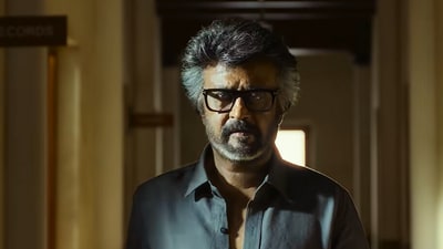 <p>దర్శకుడు నెల్సన్ దిలీప్‌కుమార్ తెరకెక్కించిన 'జైలర్ 2' చిత్రం 2023లో వచ్చిన ఆల్ టైమ్ బ్లాక్ బస్టర్ 'జైలర్' కు సీక్వెల్‌గా రూపుదిద్దుకుంది. రిటైర్డ్ పోలీస్ ఆఫీసర్ టైగర్ ముత్తువేల్ పాండియన్‌గా రజనీకాంత్ తనదైన శైలి యాక్షన్, పవర్ ఫుల్ పర్ఫార్మెన్స్​తో థియేటర్లలో రచ్చ చేస్తున్నారు. దేశవ్యాప్తంగా రికార్డు స్థాయి కలెక్షన్లతో దూసుకుపోతున్న ఈ చిత్రానికి అనిరుధ్ రవిచందర్ అందించిన సంగీతం, నెల్సన్ వినూత్న టేకింగ్ వర్క్ అవుట్ అవ్వడంతో ప్రేక్షకాభిమానులు బ్రహ్మరథం పడుతున్నారు</p> 