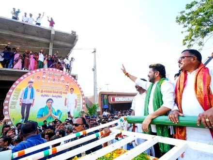 <p>ఈ కార్యక్రమంలో నాగర్‌కర్నూల్ పార్లమెంట్ సభ్యులు మల్లు రవితో పాటు ఉమ్మడి మహబూబ్‌నగర్ జిల్లాకు చెందిన పలువురు శాసనమండలి సభ్యులు (ఎమ్మెల్సీలు), శాసనసభ్యులు (ఎమ్మెల్యేలు), స్థానిక సంస్థల ప్రజాప్రతినిధులు, కాంగ్రెస్ పార్టీ సీనియర్ నాయకులు పెద్ద సంఖ్యలో పాల్గొన్నారు. స్వామివారి దర్శనం అనంతరం గ్రామంలోని పలువురు పెద్దలను, స్థానికులను సీఎం రేవంత్ రెడ్డి పేరుపేరునా పలకరించి పండుగ శుభాకాంక్షలు తెలిపారు.</p><p> </p>