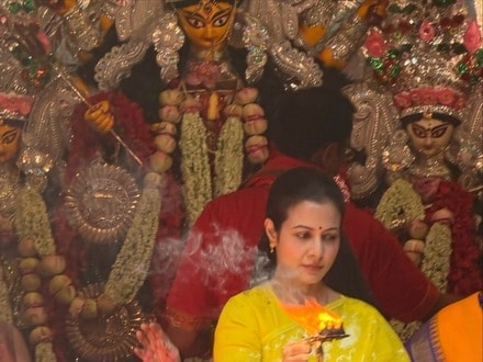 নবমীর দিনে হলুদ শাড়িতে কোয়েল