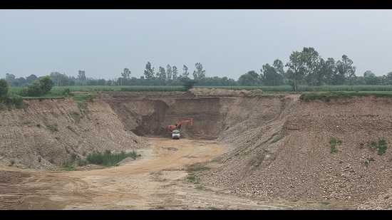CBI teams inspected stone crushers in Jeevanwal, Naushehra Simbli and Kullian areas in Hajipur block of Hoshiarpur district (HT)