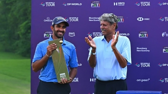 Saptak Talwar receives the DP World-PGTI Player of the Year award from President Kapil Dev. Courtesy – DPW-PGTI.