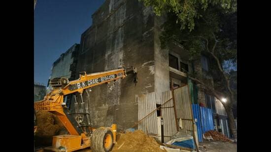 Gurugram: At least 12 families living in three residential buildings were evacuated after an under-construction five-storey building developed cracks and tilted following excavation work on an adjoining plot (HT)