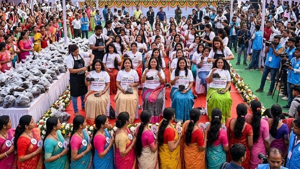৭০০ জনের চুলদানে বিশ্বরেকর্ডের লক্ষ্য! ক্যানসার রোগীদের জন্য বিশেষ অভিযান ভারতে। (ছবিটি প্রতীকী, সৌজন্যে ন্যানো ব্যানানা দিয়ে তৈরি)