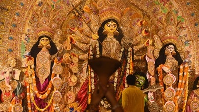 ২০২৭ সালে দুর্গাপুজো শুরু কবে! মহালয়া কোন দিন, রইল তারিখের লিস্ট (Photo by Parveen Kumar/Hindustan Times)