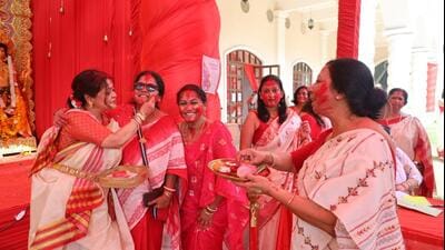 At DLF Club5 in Gurugram, residents from different neighbourhoods gathered for Sindoor Khela, bringing the community’s Durga Puja celebrations to a close. (HT Photo)