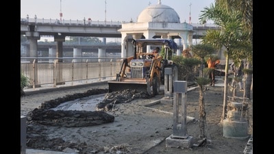 Clean-up operations are underway at the Gomti Riverfront in Lucknow on Wednesday (HT Photo) Clean-up operations are underway at the Gomti Riverfront in Lucknow on Wednesday (HT Photo)