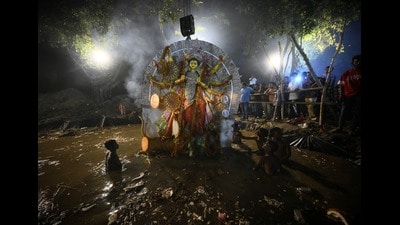 Devotees arrive to immerse a clay idol of Goddess Durga in an artificial pond on the banks of the Gomti river (Deepak Gupta/HT)