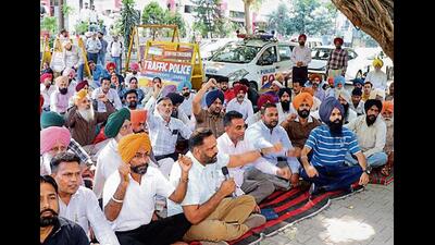 Government employees and pensioners protesting outside the DC office in Ludhiana on Wednesday. (Gurpreet Singh/HT) Government employees and pensioners protesting outside the DC office in Ludhiana on Wednesday. (Gurpreet Singh/HT)