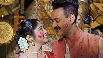 ‘আরেকটু ওপরে…’, দশমীতে সাহেবের হাতে সিঁদুরে রাঙা সুস্মিতা! বিয়ের জল্পনা উস্কে দিলেন দুজনে ‘আরেকটু ওপরে…’, দশমীতে সাহেবের হাতে সিঁদুরে রাঙা সুস্মিতা! বিয়ের জল্পনা উস্কে দিলেন দুজনে