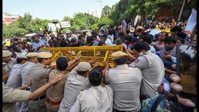 Yesterday’s rebels, who have become today’s leaders, should remember that the students outside the barricades are asking for the same democracy they once demanded for themselves. (Arvind Yadav/HT Photo)