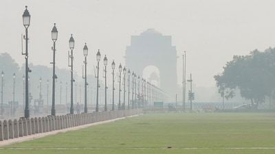 A layer of smog engulfs the India Gate on a cold morning, in Delhi, Wednesday, Oct 21