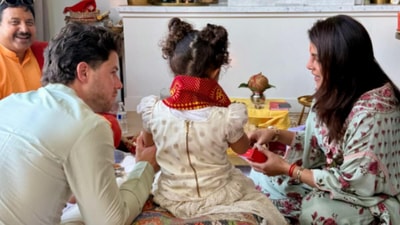 प्रियंका चोपड़ा ने पति निक के साथ की पूजा (Instagram) प्रियंका चोपड़ा ने पति निक के साथ की पूजा (Instagram)