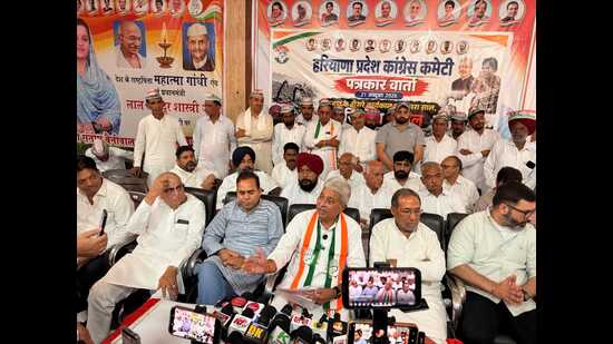 Haryana Congress president Rao Narender Singh along with MPs and MLAs addressing a press conference in Sirsa on Wednesday. (HT Photo)