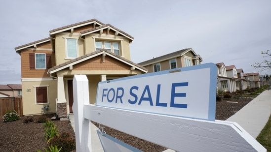 US mortgage applications fall 5.3% as 30-year mortgage rates drop to 7.41%.