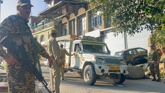 The IGP cautioned people against falling into traps set by Pakistani agencies and advised them not to share information with unknown callers. (Representational Image)