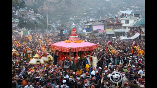 People pulling the rath of Lord Raghunath during the International Dussehra festival in Kullu on Wednesday. (Aqil Khan/HT)