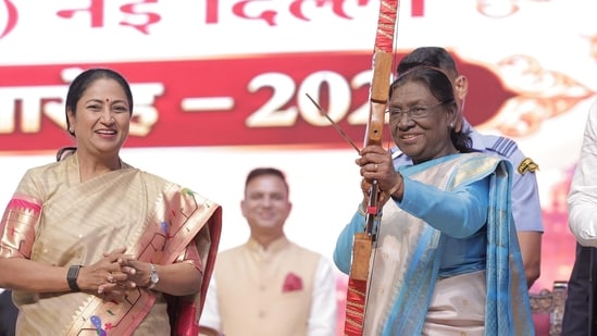 President Droupadi Murmu with Delhi Chief Minister Rekha Gupta at Vijayadashami celebrations in Sector 10, Dwarka. (HT Photo)