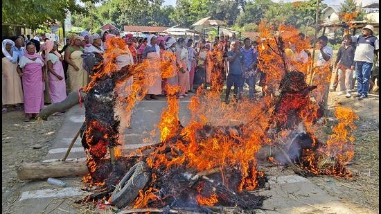 Protesters burning effigies of political leaders in Imphal East. (PTI)