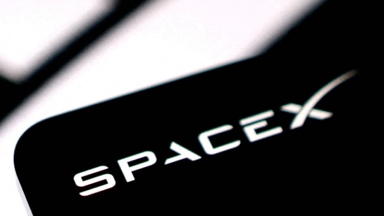 SpaceX stock rises as revenue jumps 161% and Elon Musk considers a possible Tesla merger. (REUTERS/Dado Ruvic/Illustration/File Photo)