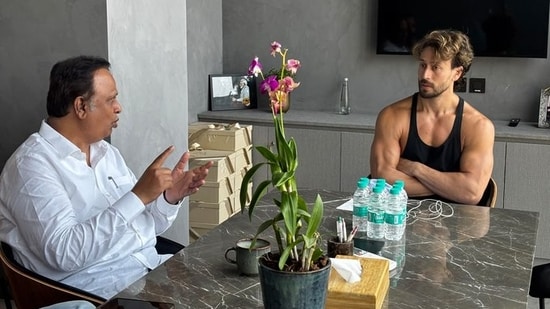 Tiger Shroff met Maharashtra minister Ashish Shelar after firing incident in Mumbai on Sunday.