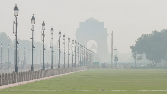 A layer of smog engulfs the India Gate on a cold morning, in Delhi, Wednesday, Oct 21(PTI)