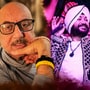 দলের মেহেন্দির পাশে অনুপম খের। 