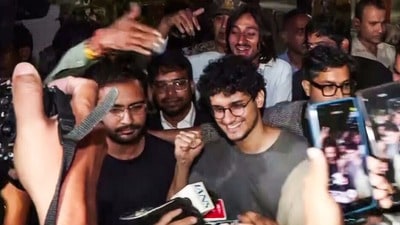 বৃহস্পতিবার দুপুর ১২টায় দিল্লির রাজৌরি গার্ডেনে ক্রাইম ব্রাঞ্চের দফতরে হাজিরা দিতে বলা হয়েছে দুজনকে। (ANI Video Grab) বৃহস্পতিবার দুপুর ১২টায় দিল্লির রাজৌরি গার্ডেনে ক্রাইম ব্রাঞ্চের দফতরে হাজিরা দিতে বলা হয়েছে দুজনকে। (ANI Video Grab)