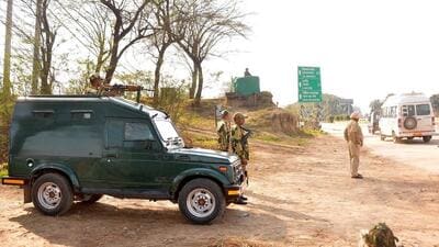 BSF and Punjab police personnel stand guard (HT File Photo/Sameer Sehgal)