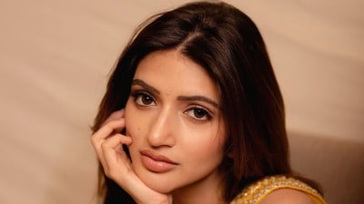 <p>శ్రీలీల లేటెస్ట్ ఫొటోలు సోషల్ మీడియాలో వైరల్ గా మారాయి. హార్ట్, ఫైర్, లవ్ ఎమోజీలతో నెటిజన్లు కామెంట్లు కురిపిస్తున్నారు. </p> (instagram-SREELEELA) <p>శ్రీలీల లేటెస్ట్ ఫొటోలు సోషల్ మీడియాలో వైరల్ గా మారాయి. హార్ట్, ఫైర్, లవ్ ఎమోజీలతో నెటిజన్లు కామెంట్లు కురిపిస్తున్నారు. </p> (instagram-SREELEELA)