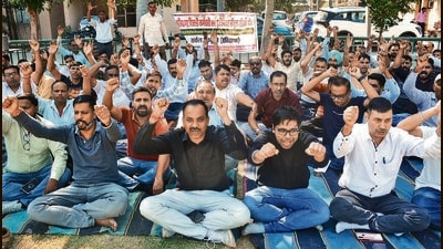 Haryana power department employees protesting against privatisation in Panchkula on Thursday. (Sant Arora/HT) Haryana power department employees protesting against privatisation in Panchkula on Thursday. (Sant Arora/HT)