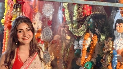 'সিঁদুর পরোনি কেন?' বিজয়ার দিন মায়ের সামনে শাখা-সিঁদুর ছাড়াই কৌশাম্বি, আদৃতের সঙ্গে দাম্পত্য ঘিরে জল্পনা