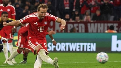 Bayern Munich's English forward #09 Harry Kane scores the 2-1 goal from the penalty spot during the UEFA Champions League football match between FC Bayern Munich and Arsenal FC in Munich (AFP)