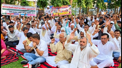 Rohtak’s district helpline received 1,022 electricity complaints by Thursday morning, while Sirsa officials reported 30 non-functional feeders out of approximately 900. (Manoj Dhaka/HT) Rohtak’s district helpline received 1,022 electricity complaints by Thursday morning, while Sirsa officials reported 30 non-functional feeders out of approximately 900. (Manoj Dhaka/HT)
