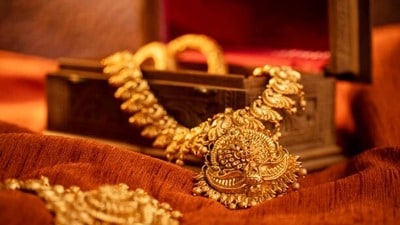 <p>పెట్టుబడి పెట్టే ముందు మార్కెట్ పరిస్థితులు, ధరలు స్థిరపడే వరకు కూడా మీరు వేచి ఉండవచ్చు. అయితే దీపావళి తర్వాత బంగారం ధరలు తప్పనిసరిగా తగ్గుతాయని అనుకోవద్దు. మీరు కేవలం ప్రత్యేక సందర్భం కోసం బంగారం కొనాలనుకుంటే.. దీపావళి ఆఫర్లు ఉపయోగపడవచ్చు. మీరు పెట్టుబడి కోసం బంగారం కొనాలనుకుంటే కొనడానికి తొందరపడకండి.</p> <p>పెట్టుబడి పెట్టే ముందు మార్కెట్ పరిస్థితులు, ధరలు స్థిరపడే వరకు కూడా మీరు వేచి ఉండవచ్చు. అయితే దీపావళి తర్వాత బంగారం ధరలు తప్పనిసరిగా తగ్గుతాయని అనుకోవద్దు. మీరు కేవలం ప్రత్యేక సందర్భం కోసం బంగారం కొనాలనుకుంటే.. దీపావళి ఆఫర్లు ఉపయోగపడవచ్చు. మీరు పెట్టుబడి కోసం బంగారం కొనాలనుకుంటే కొనడానికి తొందరపడకండి.</p>