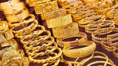 <p>మీరు పెట్టుబడిగా బంగారం కొనాలనుకుంటే, దానిని వెంటనే కొనాల్సిన అవసరం లేదు. దీపావళి తర్వాత కూడా మీరు మార్కెట్పై దృష్టి పెట్టవచ్చు. దీపావళి తర్వాత బంగారం డిమాండ్ తగ్గుతుంది. ధరలలో కొన్ని మార్పులను మీరు గమనించవచ్చు.</p> <p>మీరు పెట్టుబడిగా బంగారం కొనాలనుకుంటే, దానిని వెంటనే కొనాల్సిన అవసరం లేదు. దీపావళి తర్వాత కూడా మీరు మార్కెట్పై దృష్టి పెట్టవచ్చు. దీపావళి తర్వాత బంగారం డిమాండ్ తగ్గుతుంది. ధరలలో కొన్ని మార్పులను మీరు గమనించవచ్చు.</p>