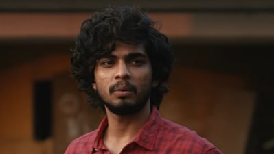 Naslen in a still from Scene.