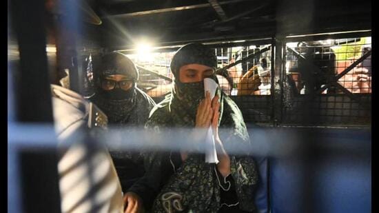 A police vehicle escorts Shraddha Dubey, along with her sister Rashmi Dubey and driver Danish (not in picture) from Hazratganj police station to court, in Lucknow (Deepak Gupta/HT Photo)