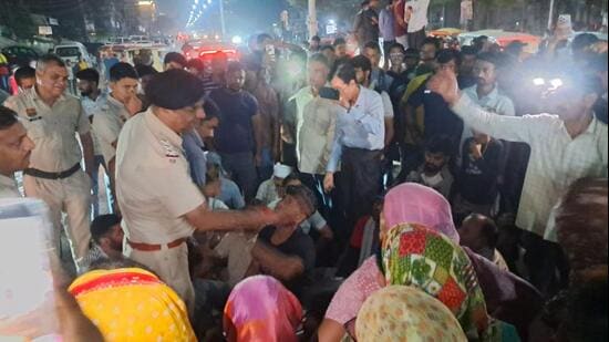 Around 150 to 200 residents blocked the main road near Daulatabad flyover, disrupting traffic. (HT Photo)