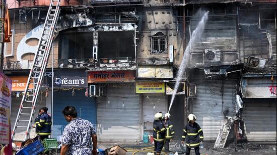 A fire broke out at an imitation jewellery shop building in Third Bhoiwada, Bhuleshwar, in South Mumbai on Thursday. (Raju Shinde/ HT Photo)