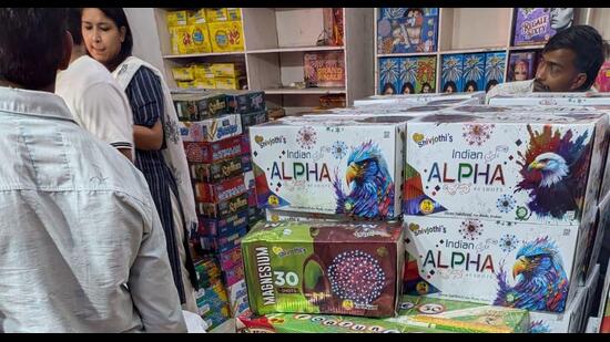 Packets with printed prices of ₹1,400 were being offered for ₹400 to ₹500, while a packet of sparklers was priced at ₹500, bombs at ₹1,000 and flower pots, or anars, at ₹350. (HT Photo)