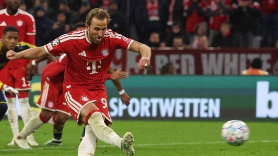Bayern Munich's English forward #09 Harry Kane scores the 2-1 goal from the penalty spot during the UEFA Champions League football match between FC Bayern Munich and Arsenal FC in Munich