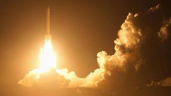 Japan’s mission to Mars’s moons takes off