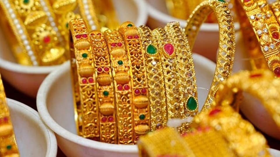 <p>జనాలు సాధారణంగా దీపావళి సమయంలో బంగారం కొంటారు, ఎందుకంటే ఇది శుభప్రదమైనది, శ్రేయస్సుతో ముడిపడి ఉంటుంది. అందుకే జనాలు పెద్ద సంఖ్యలో బంగారం కొంటారు. ఈ సమయంలో బంగారానికి డిమాండ్ కూడా పెరుగుతుంది. ఈ సమయంలో బంగారం కొనడం ప్రయోజనకరంగా ఉంటుంది, ఎందుకంటే నగల కంపెనీలు కూడా వినియోగదారులను ఆకర్షించడానికి వివిధ ఆఫర్లను అందిస్తాయి.</p>
