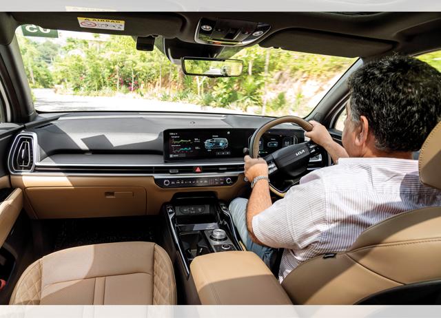 In the six-seat version, there are plush, ventilated captain’s chairs with generous legroom.