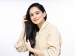 <p>ప్రతి ఒక్కరూ జుట్టు ఆరోగ్యంగా, దృఢంగా, నిగనిగలాడుతూ ఉండాలని కోరుకుంటారు. ఇందుకోసం రకరకాల పద్ధతులను పాటిస్తారు. కానీ చుండ్రు, జుట్టు రాలడం, జుట్టు నెరవడం, తలలో పేలు అనేవి సర్వసాధారణ సమస్యలు. అయితే కరివేపాకు, వేప ఆకులను ఉపయోగించడం ద్వారా చాలా జుట్టు సమస్యల నుంచి బయటపడవచ్చు.</p>