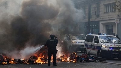 US warns Americans in Paris ahead of Steelers-Saints NFL game amid protests and rioting. (REUTERS)