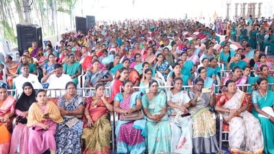 <p>క్యూర్ పరిధిలోని నియోజకవర్గాల వారీగా మొదటి విడత నిర్మాణాలకు అవసరమైన స్థలాల గుర్తింపును సత్వరమే పూర్తి చేయాలని మంత్రి ఆదేశించారు. వీటితో పాటు రెండు, మూడో విడతల్లో చేపట్టనున్న నిర్మాణాలకు కూడా ముందస్తుగా భూములను సిద్ధం చేయాలని కలెక్టర్లకు స్పష్టం చేశారు.</p> <p>క్యూర్ పరిధిలోని నియోజకవర్గాల వారీగా మొదటి విడత నిర్మాణాలకు అవసరమైన స్థలాల గుర్తింపును సత్వరమే పూర్తి చేయాలని మంత్రి ఆదేశించారు. వీటితో పాటు రెండు, మూడో విడతల్లో చేపట్టనున్న నిర్మాణాలకు కూడా ముందస్తుగా భూములను సిద్ధం చేయాలని కలెక్టర్లకు స్పష్టం చేశారు.</p>