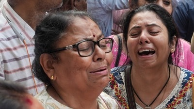 চোরবাগান কাণ্ডে প্রিয়জনকে হারিয়ে কান্নায় ভেঙে পড়েছেন দুই মহিলা। (ফাইল ছবি, সৌজন্যে পিটিআই) চোরবাগান কাণ্ডে প্রিয়জনকে হারিয়ে কান্নায় ভেঙে পড়েছেন দুই মহিলা। (ফাইল ছবি, সৌজন্যে পিটিআই)