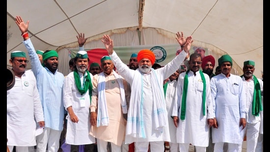 Bharatiya Kisan Union leader Rakesh Tikait at the farmers’ mahapanchayat organised by the union at Ganna Sansthan, in Dalibagh, Lucknow, on Friday. (HT Photo)